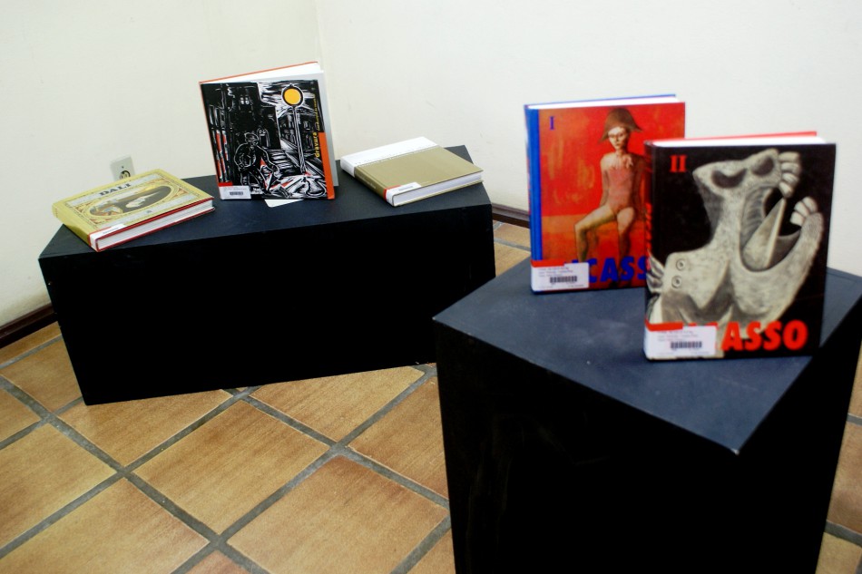 Biblioteca pública municipal expõe acervo