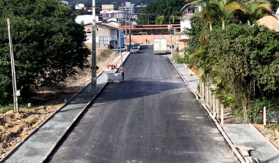 Prefeitura inicia pavimentação no segundo trecho da Bruno Hoeltgebaum 