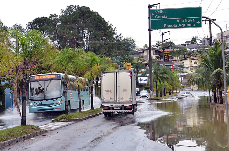 Ruas alagadas prejudicam funcionamento do transporte coletivo