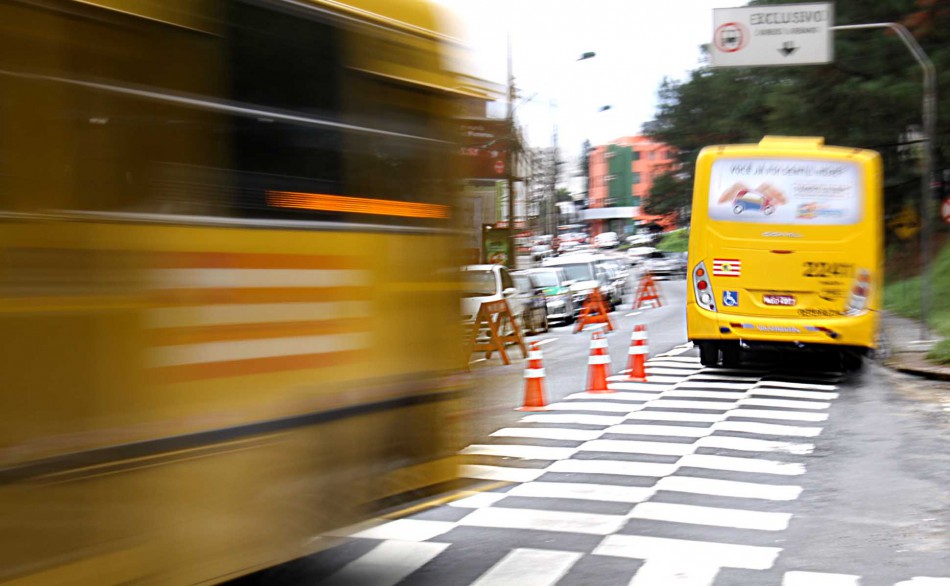 Quinze linhas do transporte coletivo prejudicadas por vias alagadas