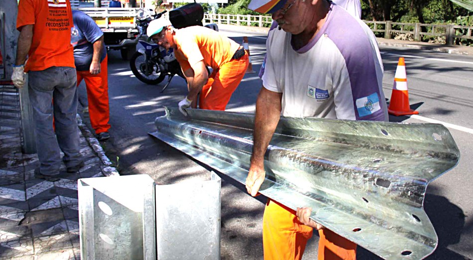 Guard-rail garante mais segurança para motoristas na rua 7 de Setembro