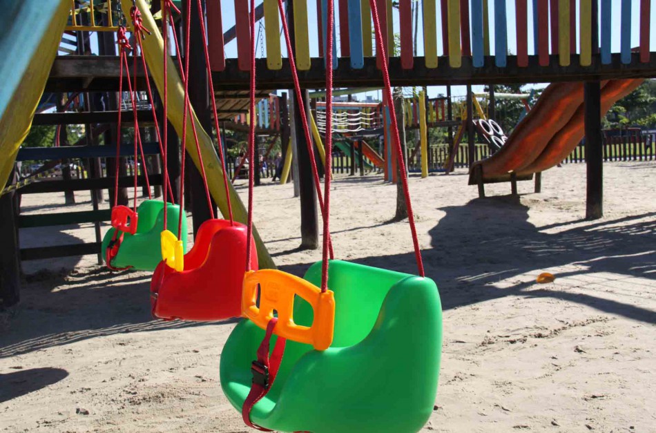 Prefeitura instala novos balanços no Parque Ramiro Ruediger