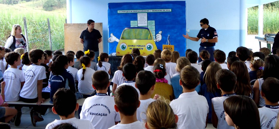 Peça sobre segurança no trânsito conscientiza alunos da Itoupava Central