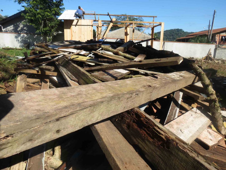 Casa construída em área pública é demolida pela Prefeitura 