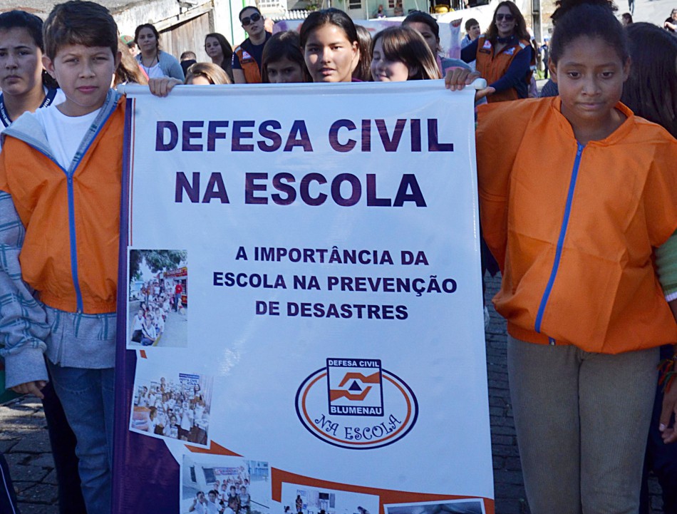 Atividades do Defesa Civil na Escola chegam na EBM Norma Dignart Huber