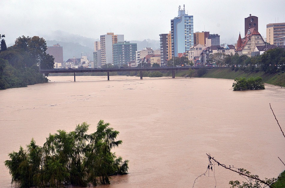 Rio Itajaí-Acu deve chegar a 10 metros às 3h na madrugada desta segunda