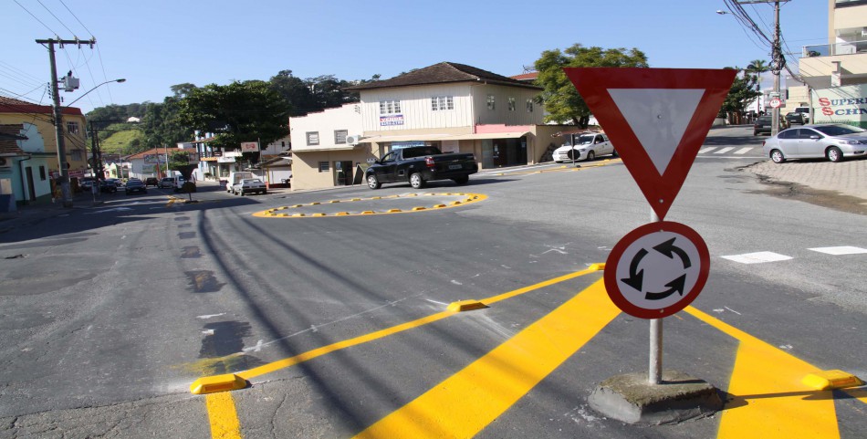 Concluída minirrotatória da rua Frei Estanislau Schaette 