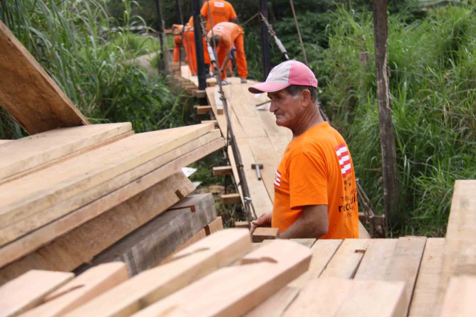 Ponte pênsil sobre rio Testo passa por reforma