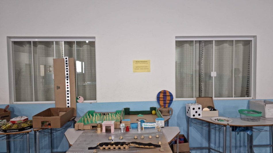 Samae doa brinquedos recicláveis para a escola da rede municipal de ensino