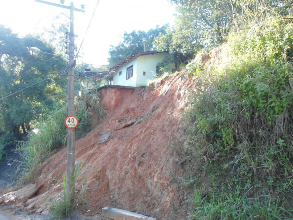 Defesa Civil inicia desmonte técnico de mais um imóvel em risco