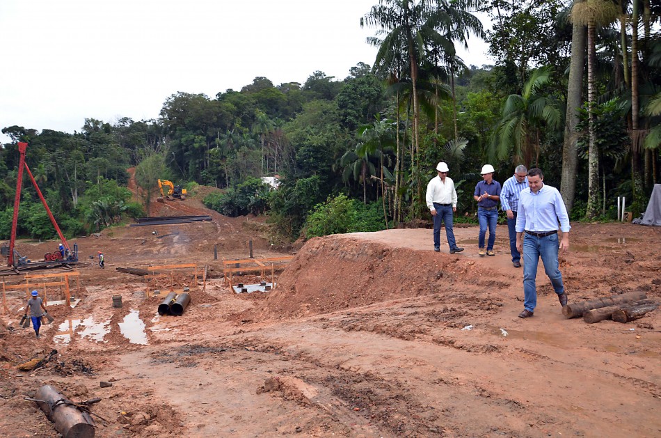 Prefeito acompanha de perto andamento das obras pela cidade