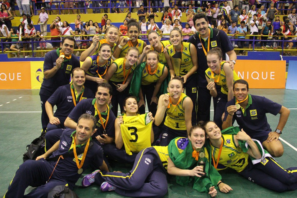 Atletas do voleibol de Blumenau comemoram conquistas 