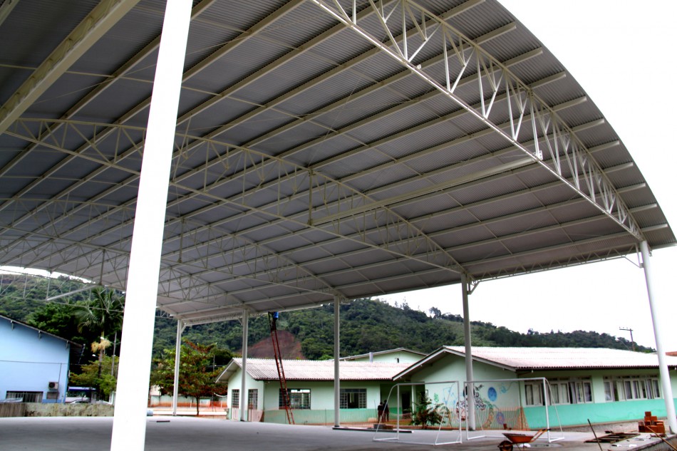 Escola Municipal Fernando Ostermann ganha quadra poliesportiva 