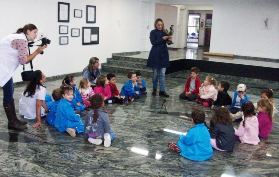 Alunos de educação infantil visitam Salão Elke Hering