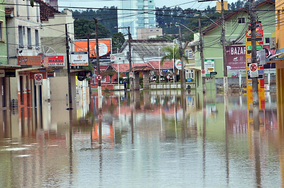 Nível do rio começa a baixar e Defesa Civil monitora ruas da cidade
