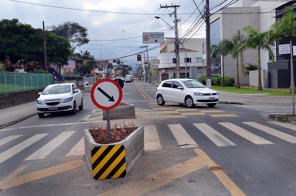 Ilha de segurança é implantada na rua 4 de fevereiro, na Itoupava Norte