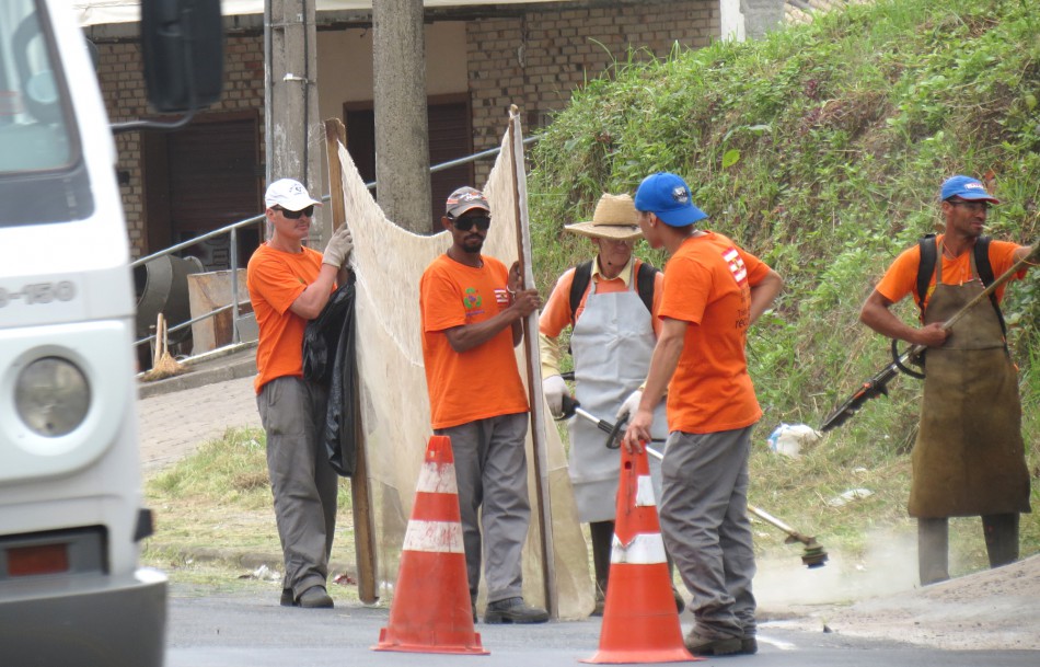 Equipes da Prefeitura atuam no serviço de roçada em toda a cidade