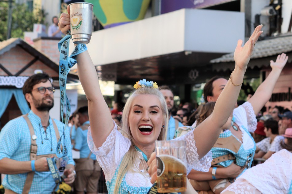 Primeiro desfile da 39ª Oktoberfest Blumenau ocorre neste sábado, dia 12