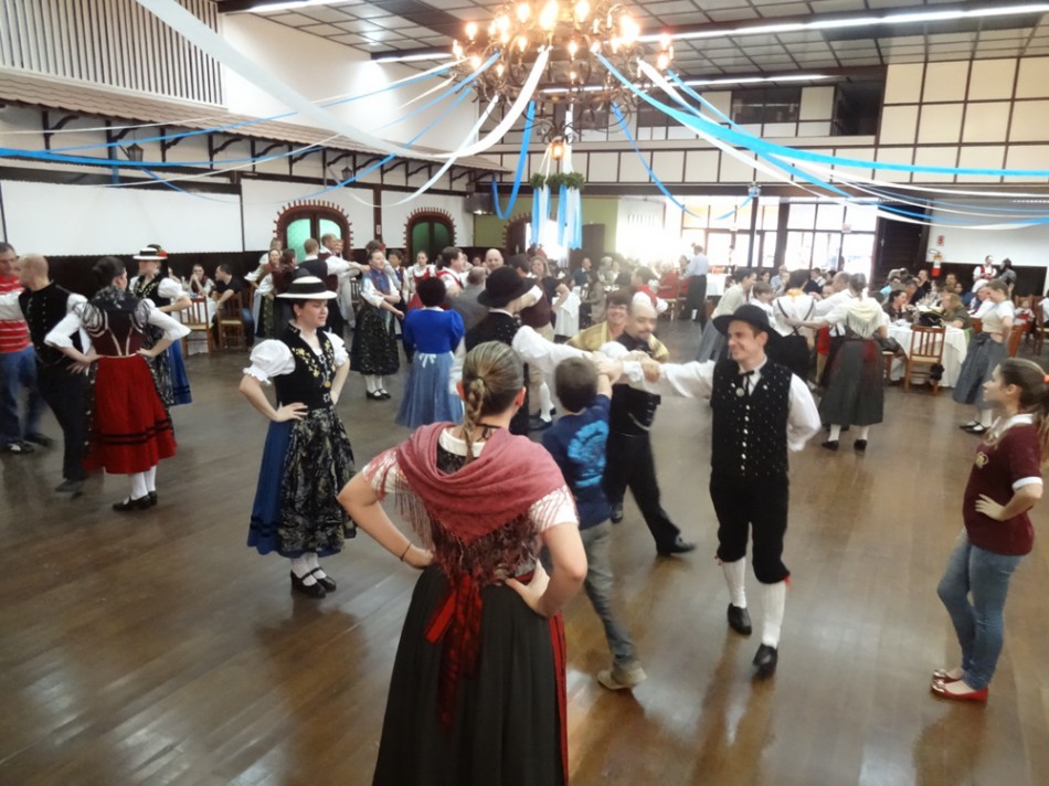 Apresentações valorizam danças folclóricas