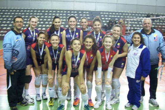 Meninas do Bluvolei erguem o título da Copa AEVI de Voleibol 