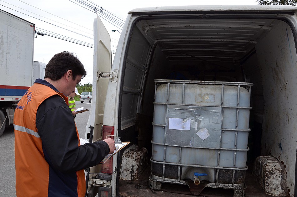 Defesa Civil de Blumenau participa de blitz de transporte de cargas perigosas