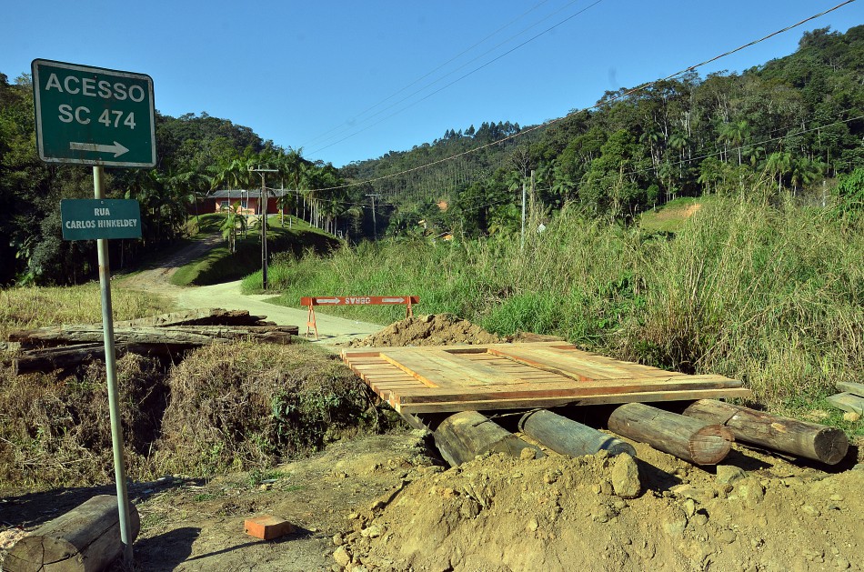 Ponte da rua Carlos Hinkelday, na Vila Itoupava, recebe manutenção