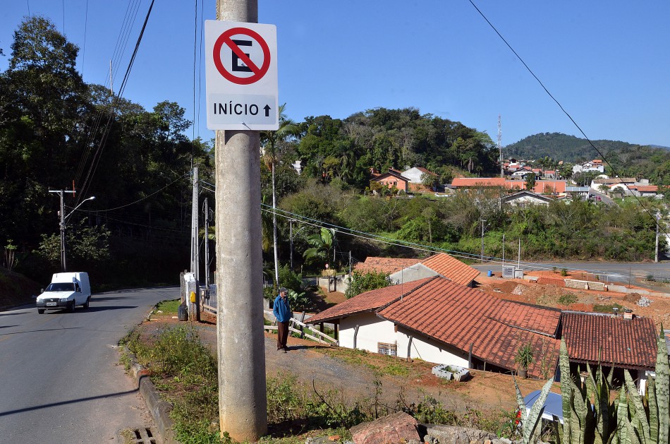 Sinalização vertical da rua Arthur Mantau sofre com ação de vândalos 