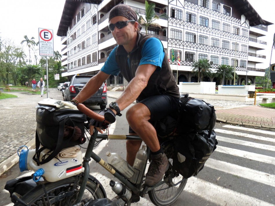 Ciclista alemão que percorre as Américas passa por Blumenau