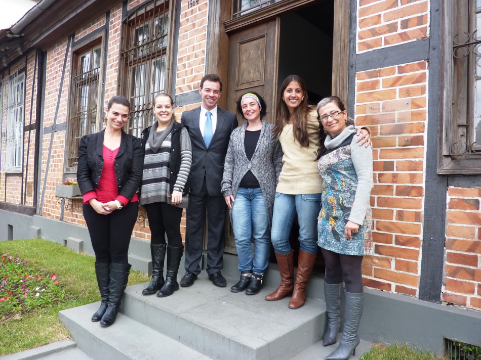 Artistas visitam museu que utiliza audioguias