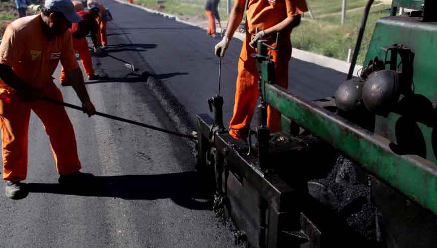 Secretaria de Obras finaliza asfalto da rua Bruno Hoeltgebaum
