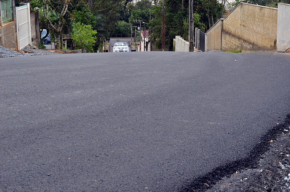 Obra de pavimentação avança na rua dos Imigrantes