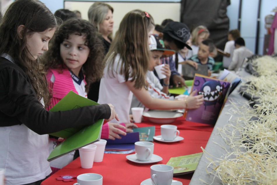 Chá Literário movimenta alunos da EBM Alberto Stein 