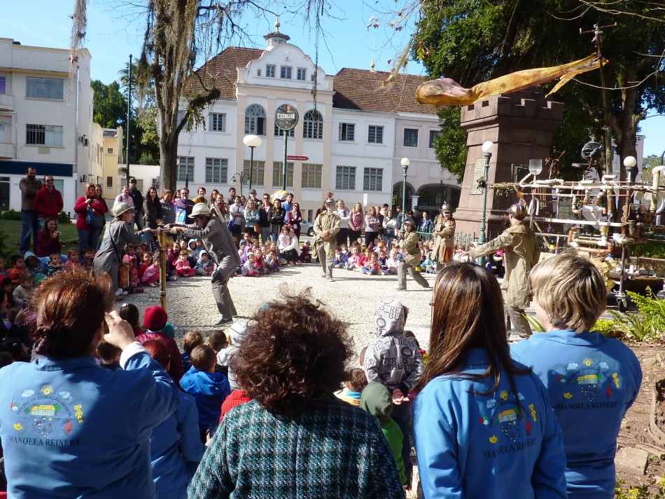 Teatro ambiental conscientiza crianças