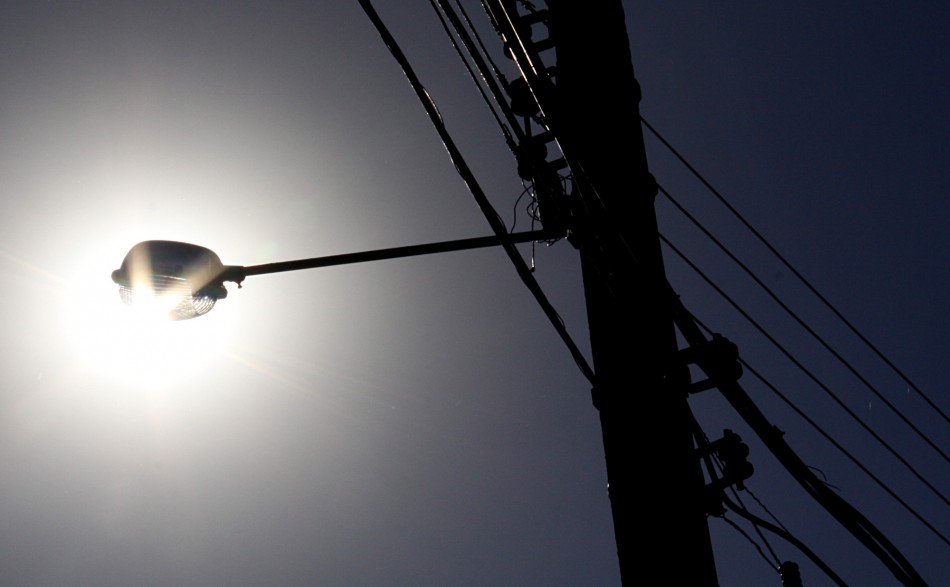 Prefeitura substitui luminárias na rua Militão Schneider, bairro Ponta Aguda