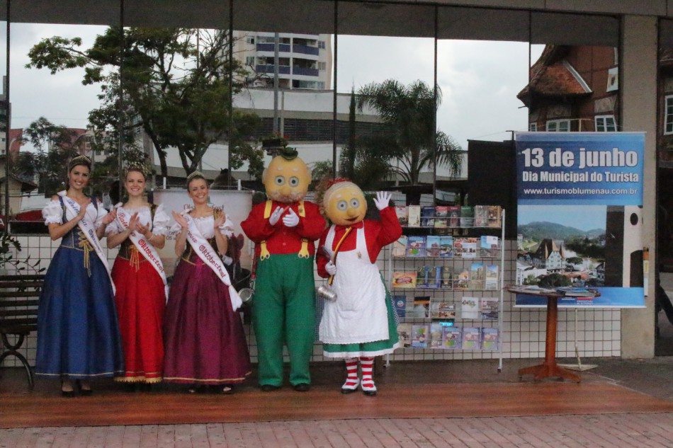 Visitantes aproveitam o Dia do Turista em Blumenau