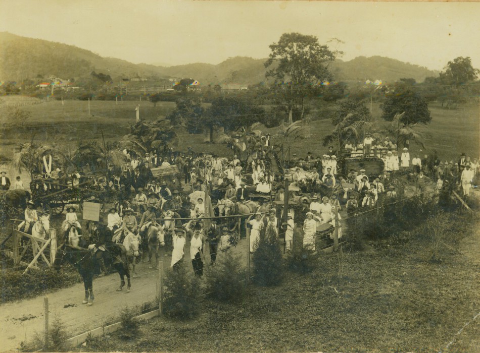 Memória Digital: festa escolar com desfile festivo