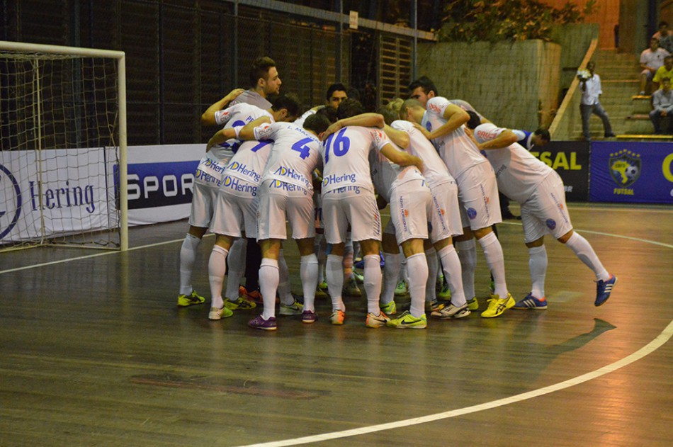 Equipe de Blumenau enfrenta o Floripa Futsal no litoral catarinense 
