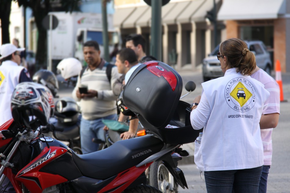 Escola Pública de Trânsito faz blitz educativa voltada aos motociclistas