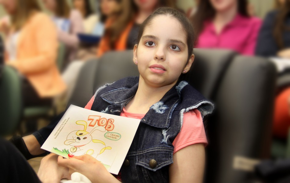 Aluna do projeto Pedagogia Hospitalar realiza sonho lançando livro