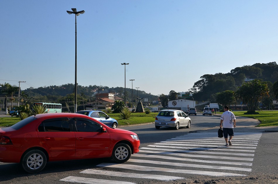 Faixas de pedestres da rua Engº Udo Deeke são repintadas