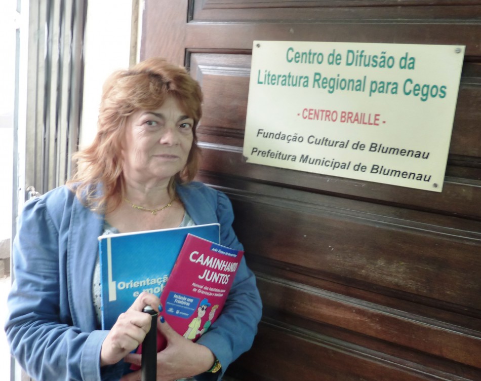 Centro Braille orienta funcionários da Furb