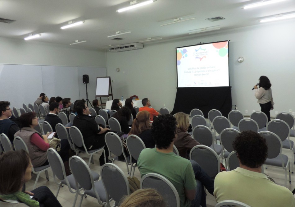 Palestra cultural arrecada mantimentos para Lar Betânia