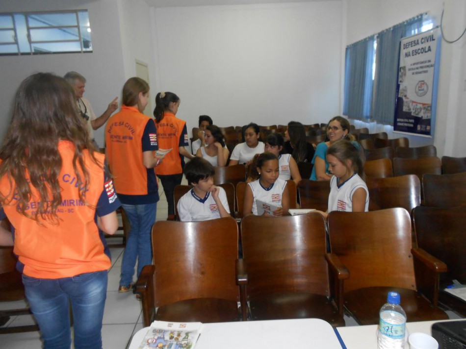 Agentes mirins palestram sobre prevenção na Escola Pastor Fauhaber