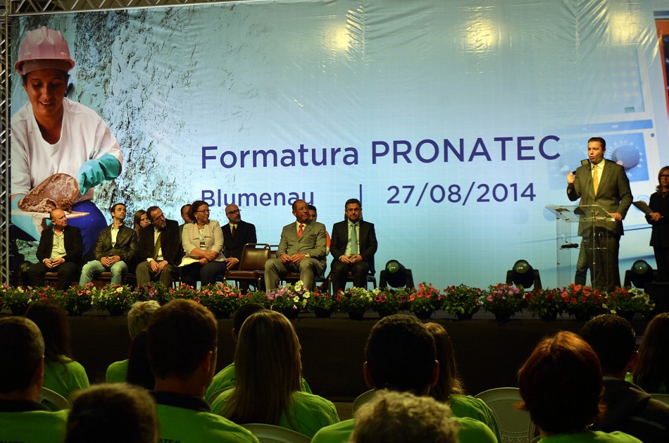 Formatura do Pronatec reúne 335 estudantes em Blumenau