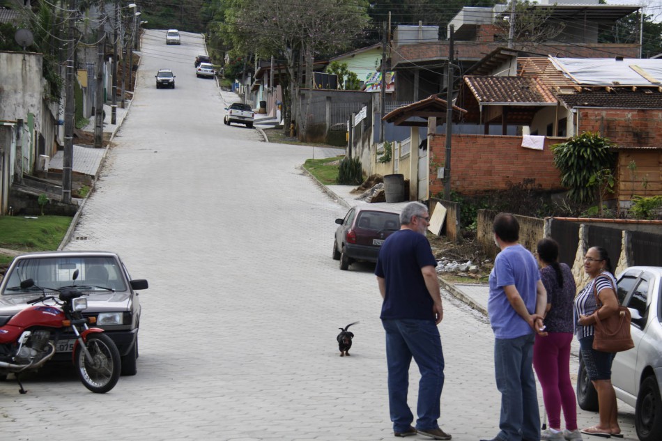 Pavimentação da rua Oswaldo Meuche beneficia cerca de 200 famílias