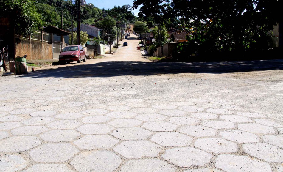 Comunidade da rua Oswaldo Meuche é beneficiada com pavimentação