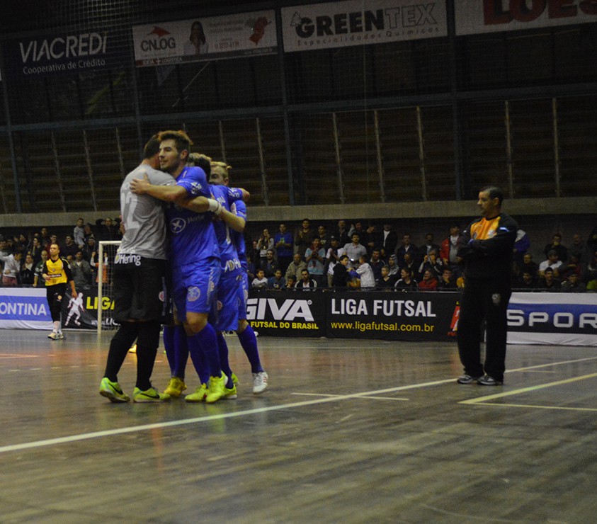 Blumenau goleia Carlos Barbosa e assume a vice-liderança da Liga Futsal