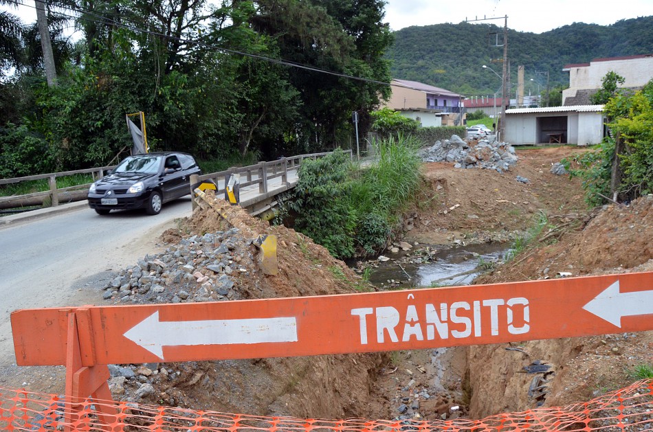 Rua Bernardo Reiter, na Velha, ganha passarela provisória