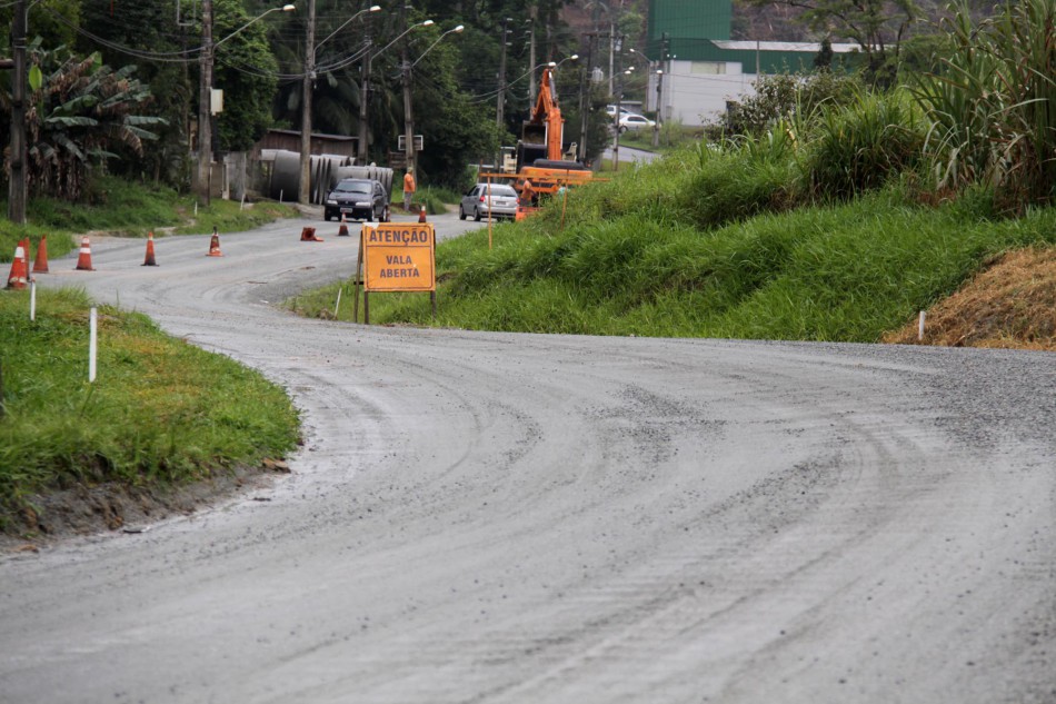 Pavimentação da rua Ricardo Georg, Itoupava Central, a todo vapor