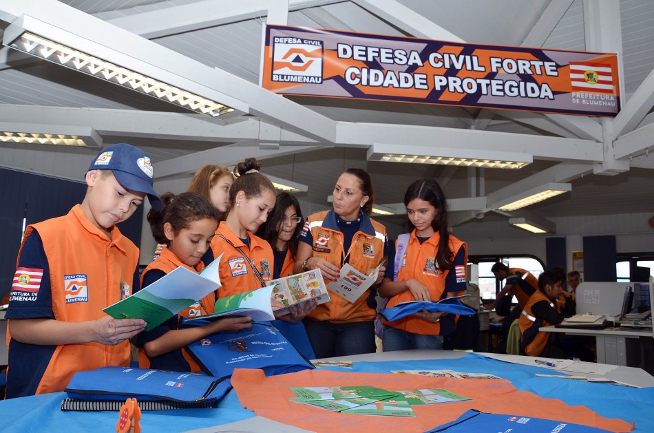 Agentes Mirins de Defesa Civil recebem palestra de educação ambiental